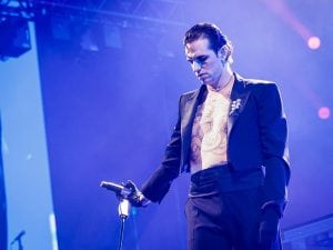 Fan paga 10mila euro per incontrare Achille Lauro, ma è una truffa: il cantante la ospita a un concerto