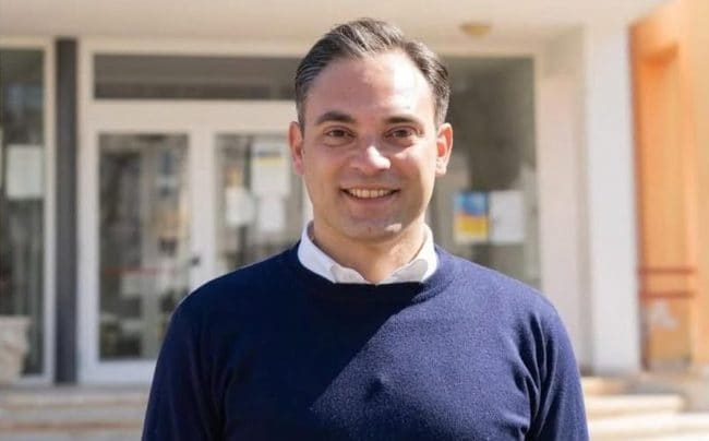 Inni al Duce e saluto romano: così l'ex sindaco di FI festeggia il Giro d'Italia a San Giorgio a Liri
