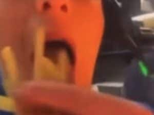 Si filma mentre lecca e sputa le patatine per la cliente, responsabile di un McDonald’s Usa incriminata