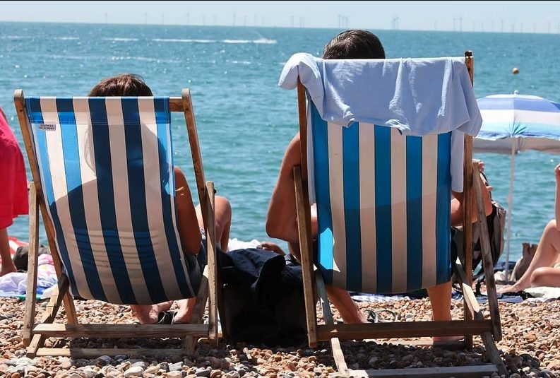 Alzarsi all'alba per un lettino in piscina e non trovarlo mai: "vacanza rovinata", turista risarcito con 1000 euro