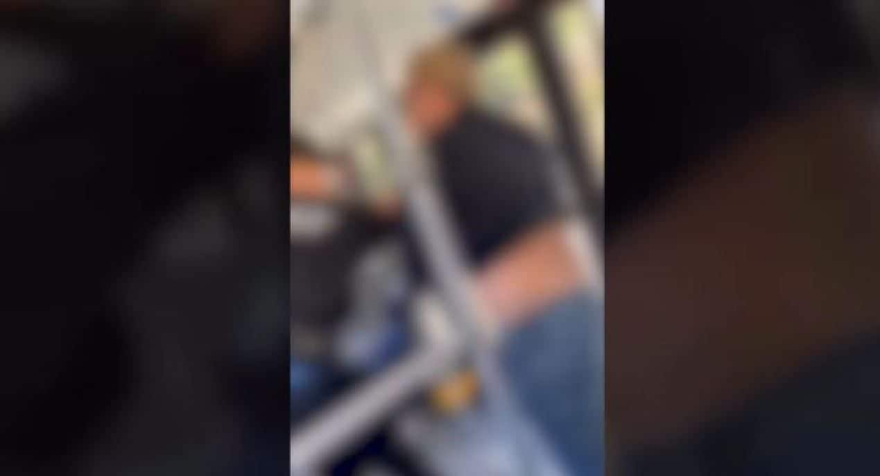 Trani, 15enne senza biglietto colpito con un pugno dall'autista dopo lite sul bus, il fratello: "Bastava una multa"
