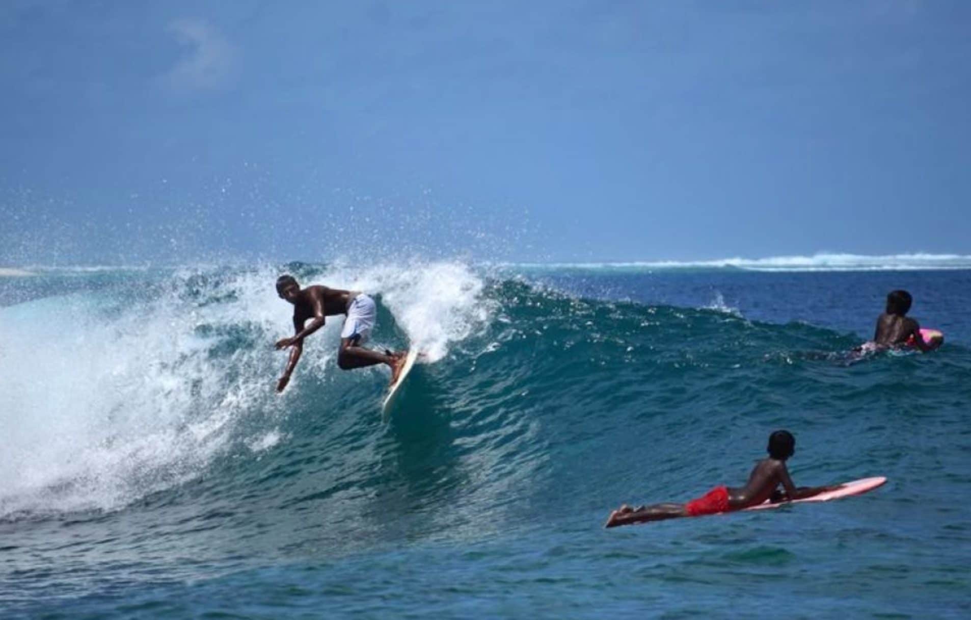 Maldive, turista spagnolo di 53 anni muore annegato facendo surf: terzo incidente in un mese