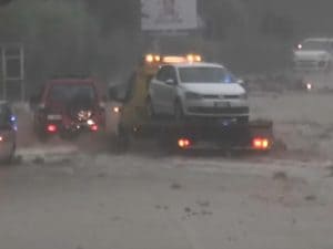 Massa sott’acqua per il maltempo: oltre 100 mm di pioggia in poche ore. Fosso esonda e blocca ambulanza