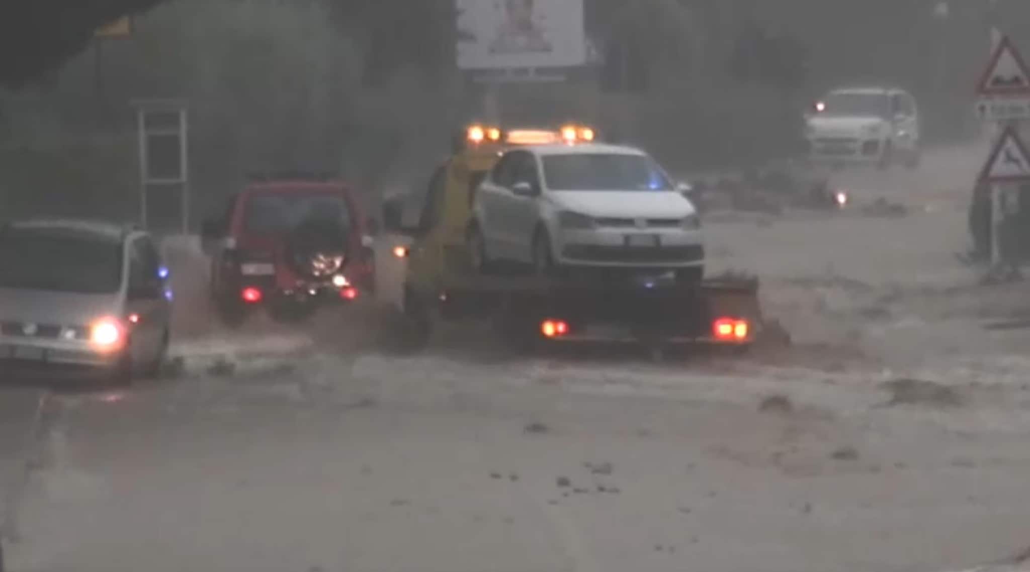 Massa sott’acqua per il maltempo: oltre 100 mm di pioggia in poche ore. Fosso esonda e blocca ambulanza