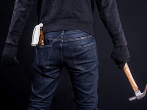 Terni, donna presa a martellate in testa da un uomo su un bus: è grave, aggressore in fuga
