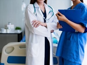 Liste d’attesa, in Italia il 7,6% dei cittadini rinuncia a curarsi e calano i medici di base: i dati Ocse