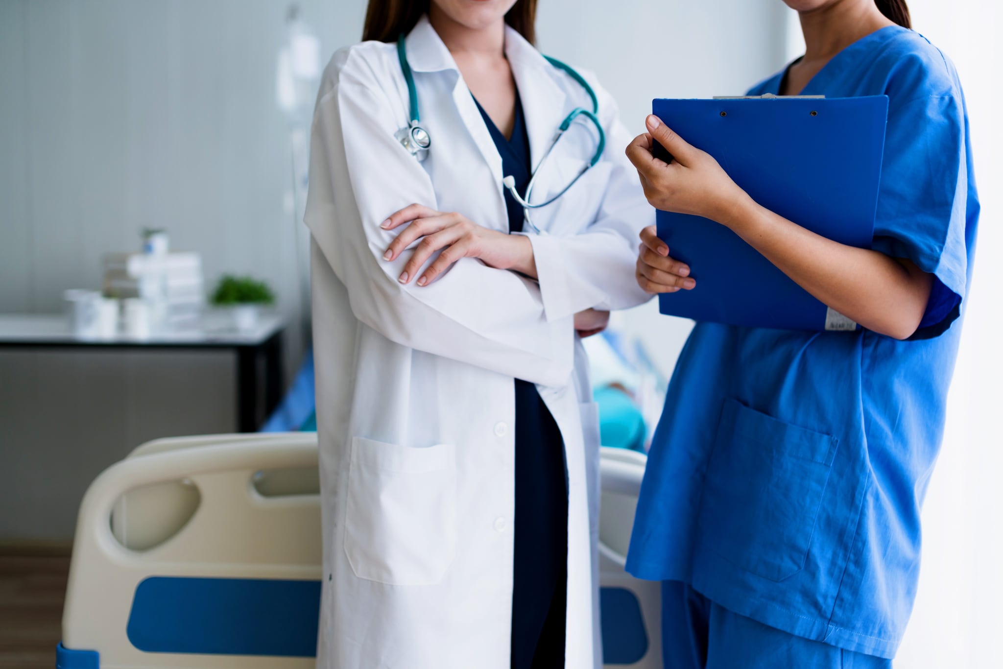 Liste d'attesa, in Italia il 7,6% dei cittadini rinuncia a curarsi e calano i medici di base: i dati Ocse