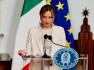 Il mondo al contrario di Giorgia Meloni, dove una non sconfitta diventa un trionfo