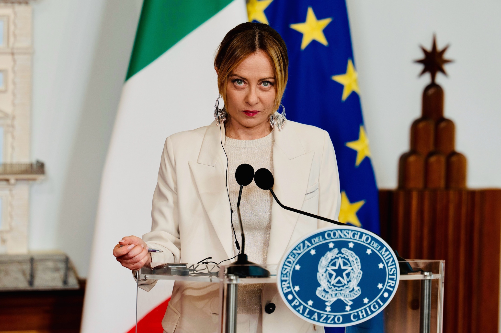 Il mondo al contrario di Giorgia Meloni, dove una non sconfitta diventa un trionfo
