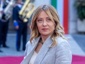 Governo Meloni, scontro su legge elettorale, Conte: “Vogliono restare al potere”. Cdx diviso tra caro energia e riarmo: news in diretta