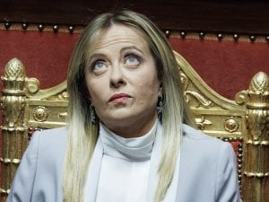Dopo 4 anni di governo per Meloni è ancora colpa degli altri. L’underdog usa ancora il vittimismo