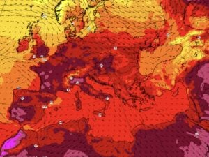 Previsioni caldo, bollino arancione in 12 città domani 26 maggio: picchi di 35 gradi al Centro-Nord