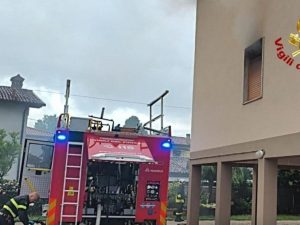 Litiga con la moglie e si dà fuoco in casa: 49enne morto bruciato a Mirano, condominio evacuato