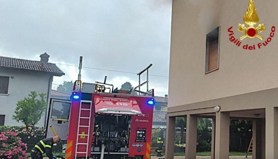 Litiga con la moglie e si dà fuoco in casa: 49enne morto bruciato a Mirano, condominio evacuato