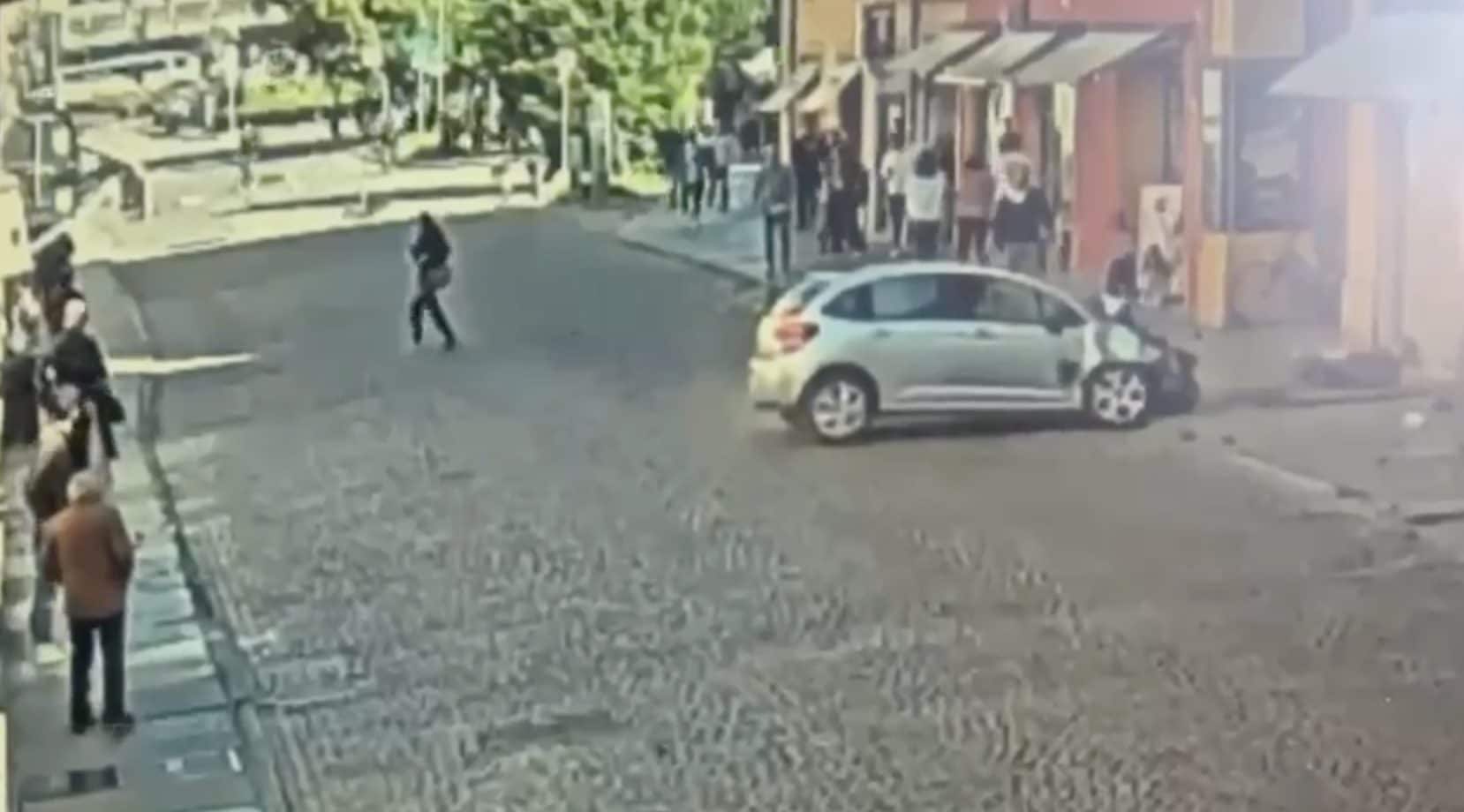 Il video dell'auto che travolge i pedoni a Modena: l'impatto, poi la fuga di Salim El Koudri. Sette i feriti