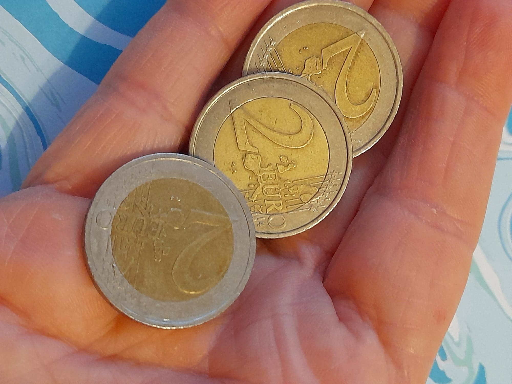 Falsificavano monete da 2 euro per ottenere soldi veri alle slot machines: arrestata banda di 3 persone a Prato