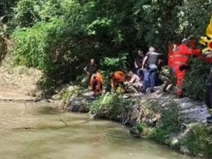 Si tuffa con gli amici nel torrente Crostolo e non riemerge: 14enne trovato morto a Rivalta