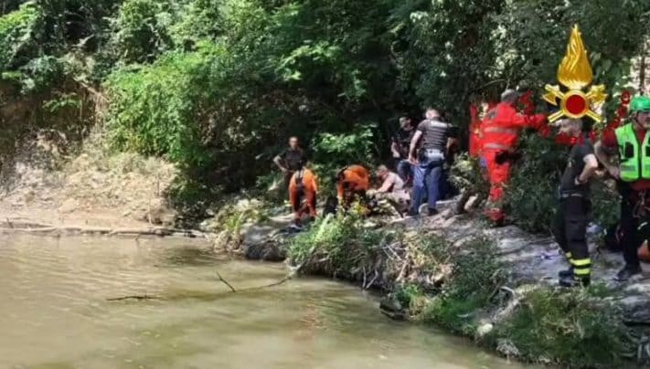 Si tuffa con gli amici nel torrente Crostolo e non riemerge: 14enne trovato morto a Rivalta