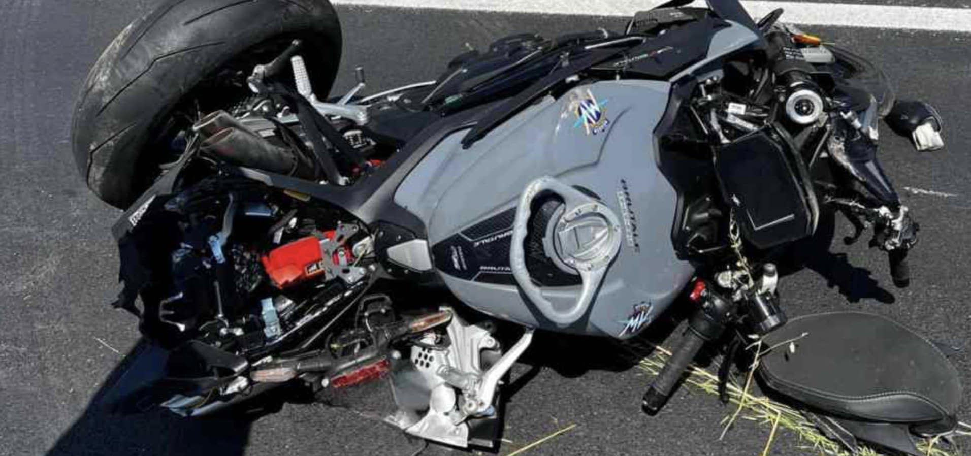 La moto coinvolta nel sinistro – foto Vigili del Fuoco.