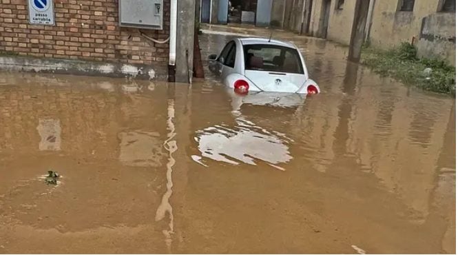 Una strada del quartiere Muraglia durante l’alluvione del 2023
