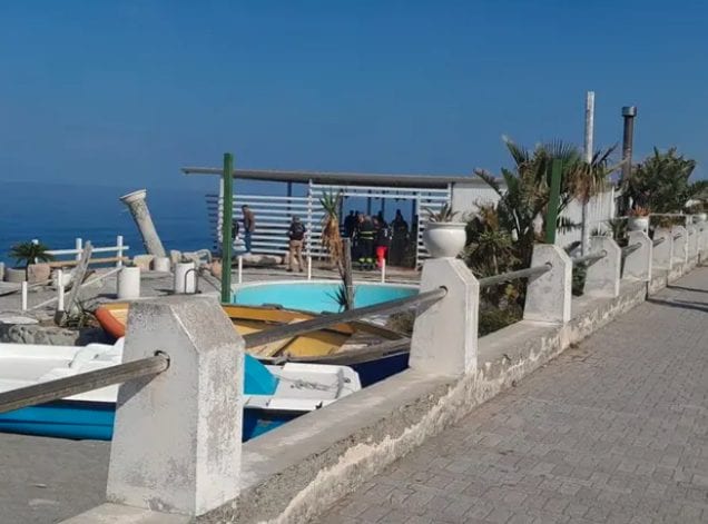 Morto a 23 anni mentre lavora in spiaggia a Paola: travolto da una colonna di cemento armato