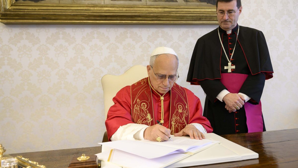 Papa Leone XIV durante la firma Enciclica "Magnifica Humanitas"