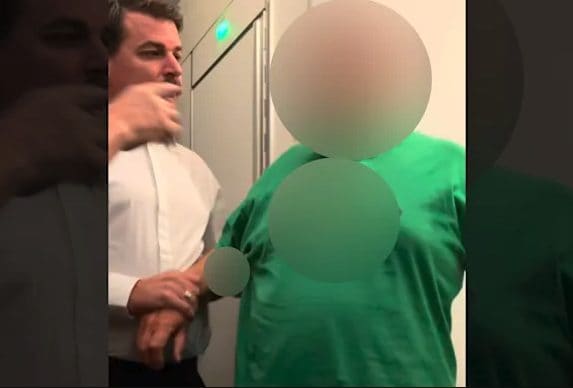 Passeggero morde assistente di volo: volo Qantas da Melbourne a Dallas costretto all'atterraggio d’emergenza