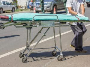 Colto da infarto in strada a Lignano: passanti si alternano col massaggio cardiaco per 24 minuti e salvano un uomo