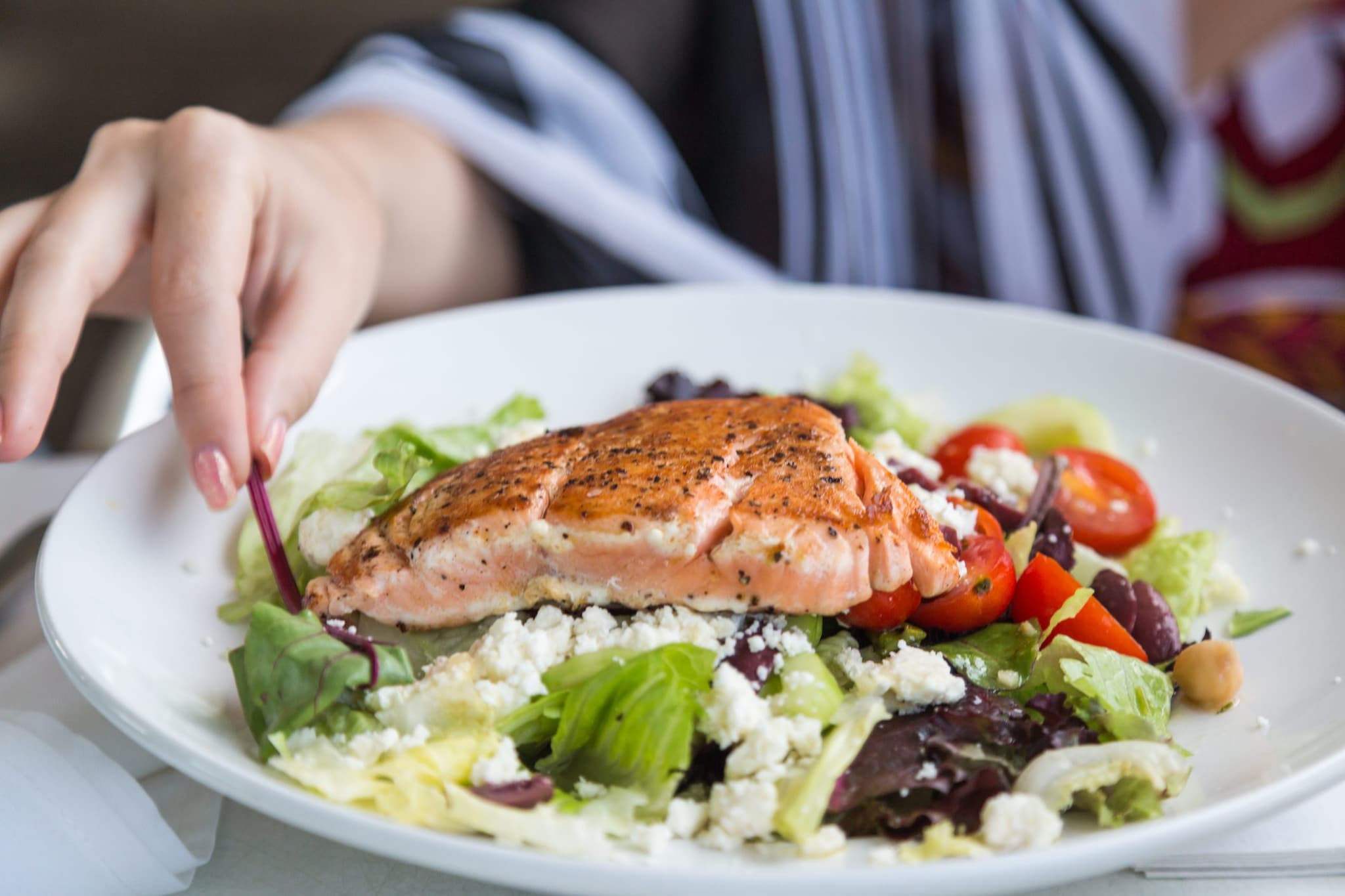 Conto da 145 euro per una cena di pesce a Roseto, dà una testata al ristoratore e fugge senza pagare