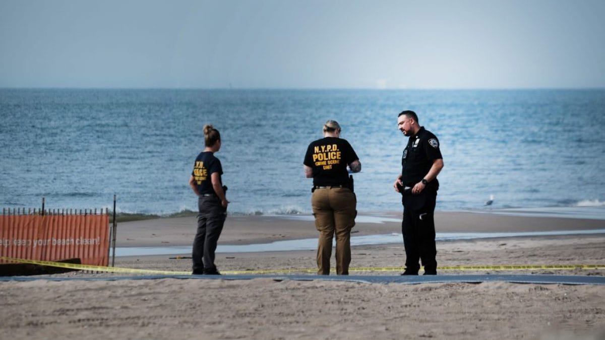 Coney Island, la polizia sul luogo del tragico ritrovamento nel 2022