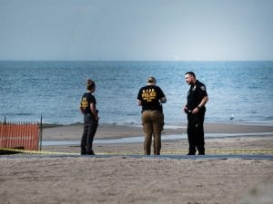 Annega i tre figli piccoli e lascia i corpi in spiaggia a New York: mamma condannata a 20 anni di carcere