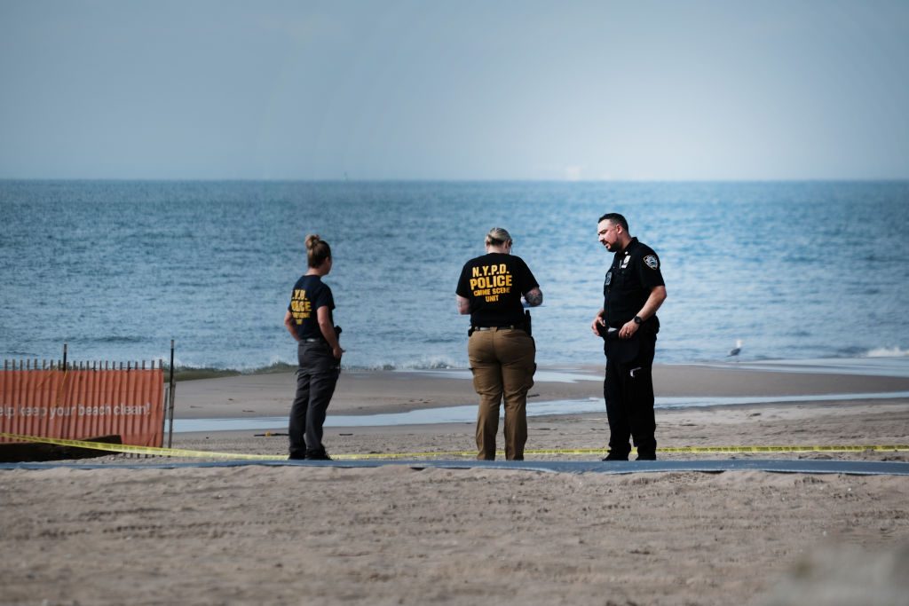 Annega i tre figli piccoli e lascia i corpi in spiaggia a New York: mamma condannata a 20 anni di carcere