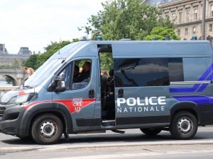 Parigi, 16 persone arrestate per stupri, botte ed esibizionismo sessuale sui bambini di tre scuole