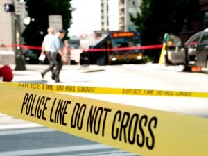Orrore in Florida: la polizia scopre resti umani di un uomo sepolti in un giardino, arrestato il figlio