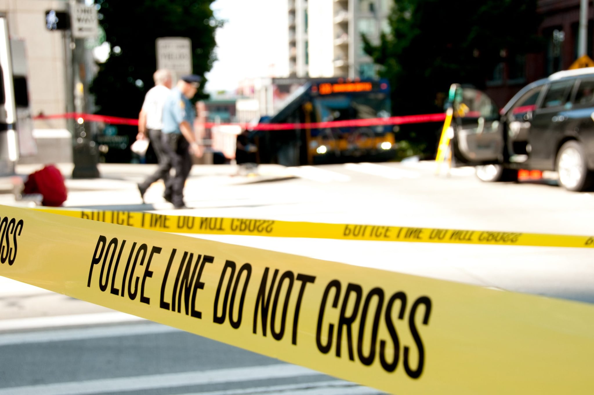 California, auto investe 5 persone fuori da un negozio di liquori a Oakland: 3 morti