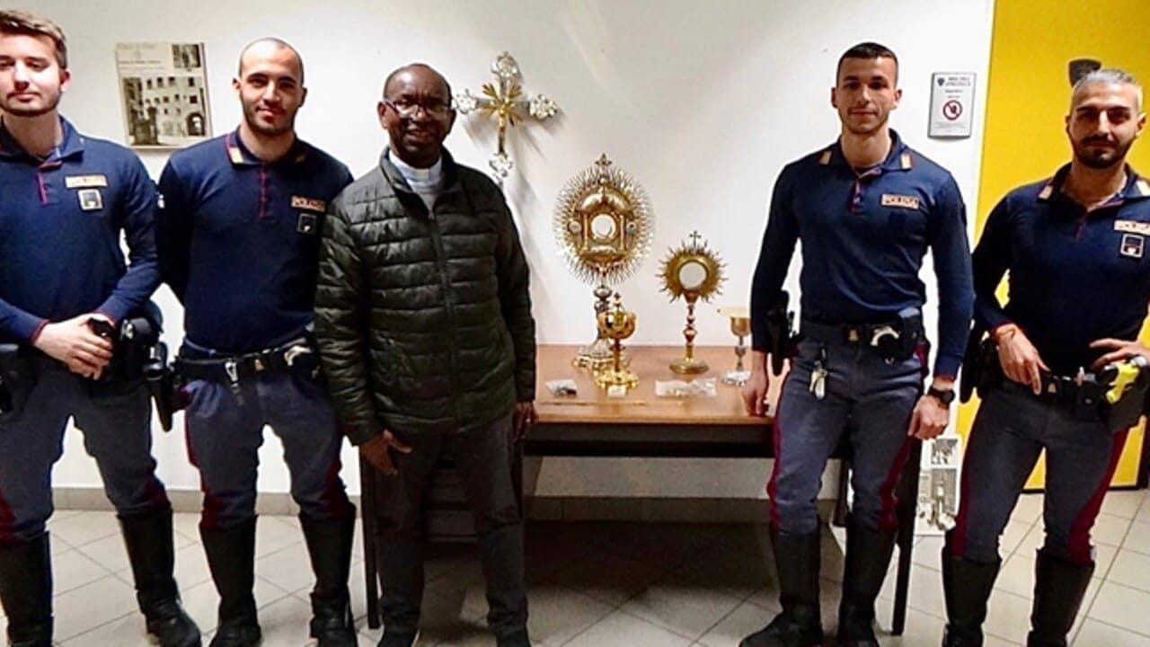 Fermato senza cintura sull'A6 Torino-Savona, in auto trovati oggetti sacri: poco prima aveva derubato un parroco
