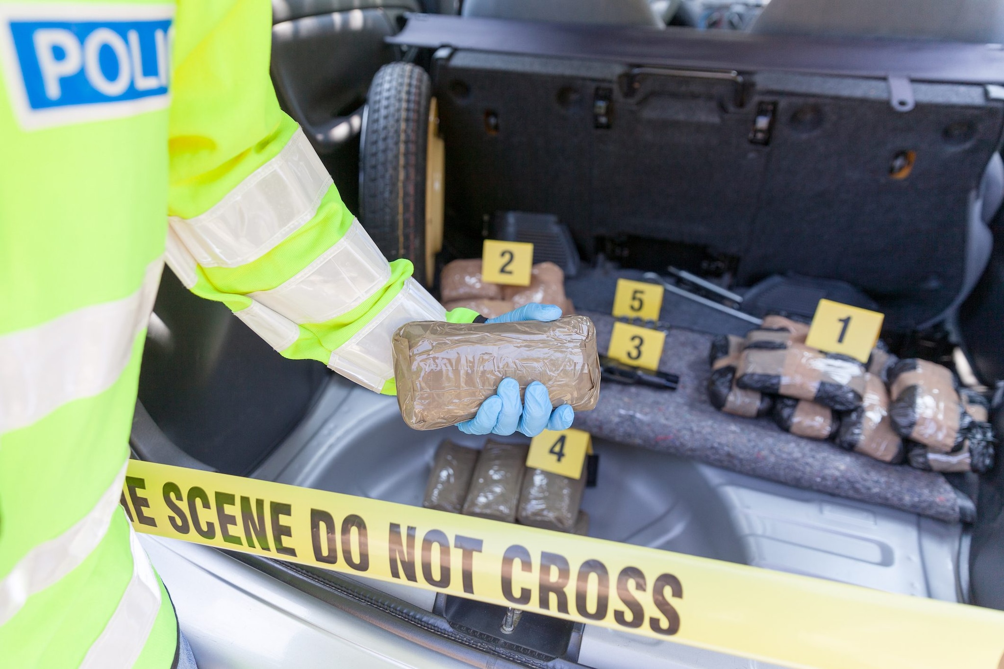 Usa, agente in overdose dopo aver distrutto droga nella stanza dei reperti, salvato dai colleghi: “Non ricordo nulla”