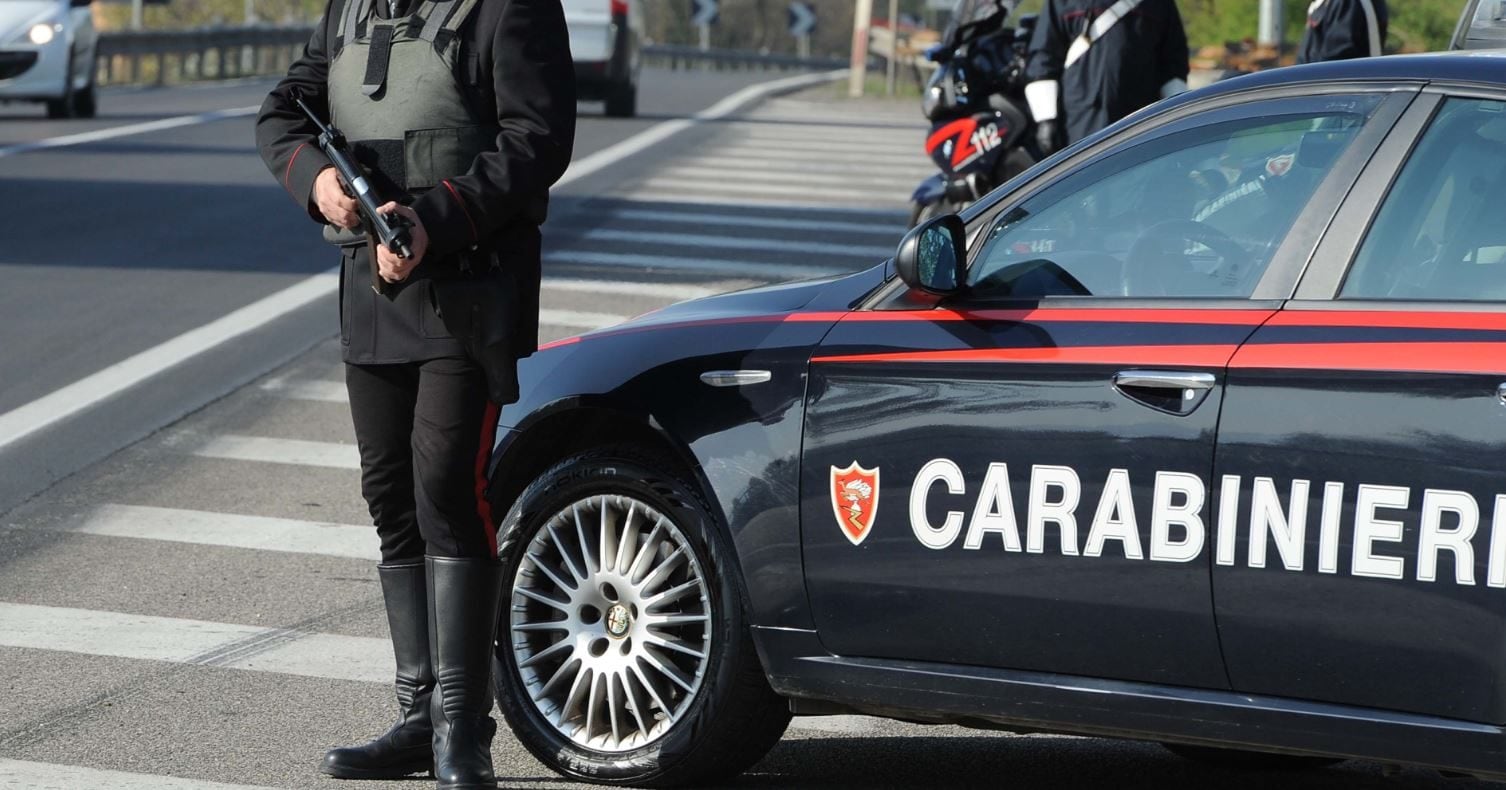 Assalto mitra in mano al distributore di benzina a Pordenone, carabinieri li circondano ma era un video per TikTok