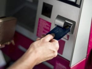 Bancomat, quando scattano i controlli del Fisco su prelievi e versamenti: multe fino al 50% della cifra