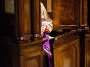 Lecce, prete molesta un ragazzo durante la confessione: “Era un rito, si sentiva posseduto dal demonio”