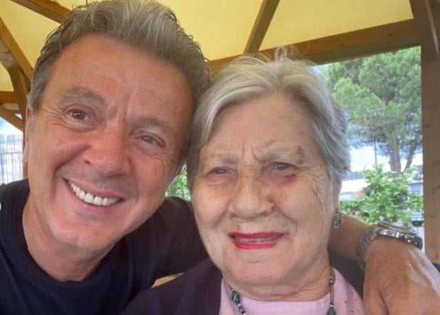 Morta la mamma di Pupo a 93 anni, aveva l'Alzheimer. Il cantante: "È volata in cielo con una parte di me"
