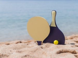 Giocano a racchettoni in spiaggia e colpiscono un bagnante: padre e figlia condannati a risarcimento di 10mila euro