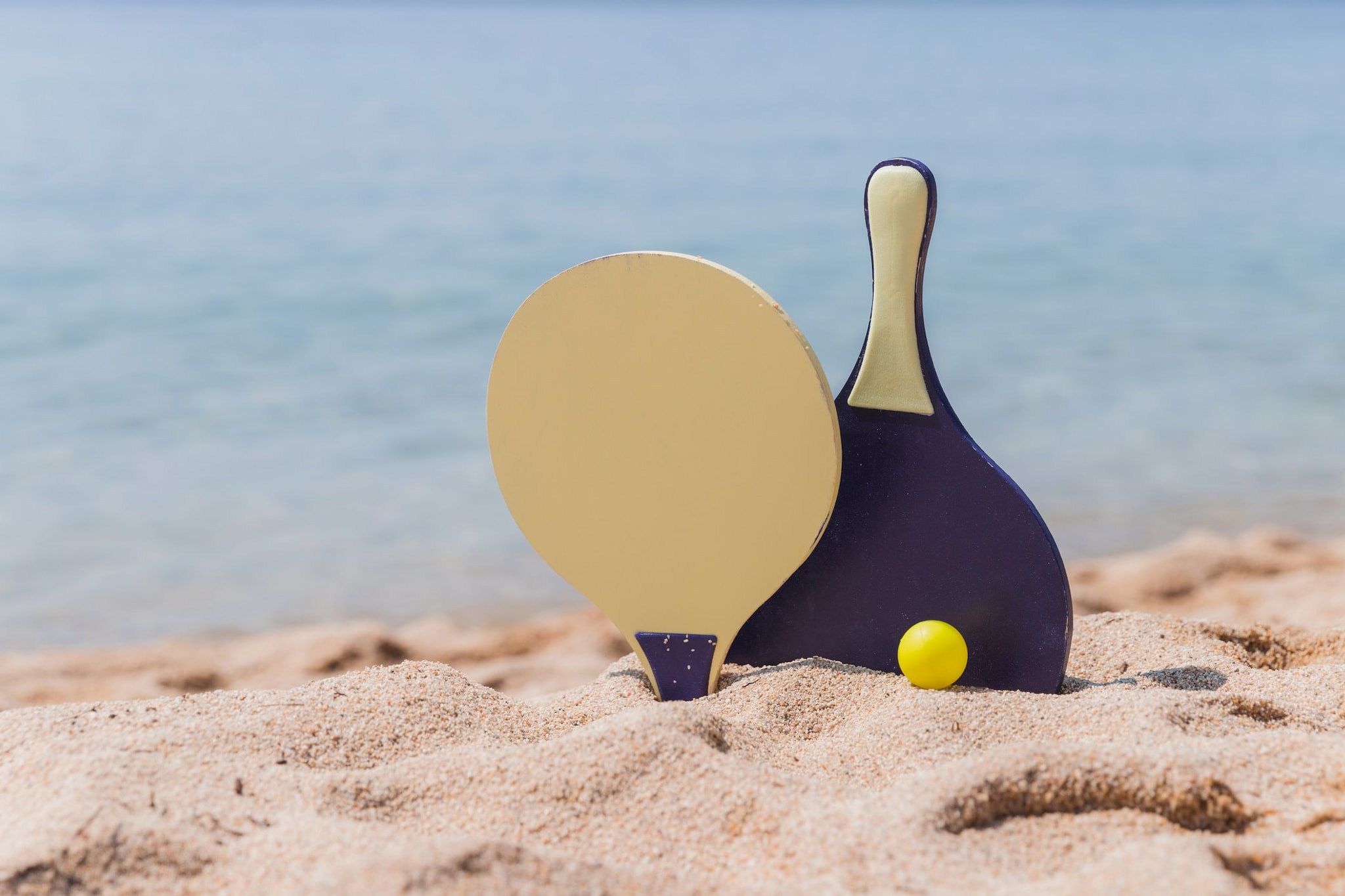 Giocano a racchettoni in spiaggia e colpiscono un bagnante: padre e figlia condannati a risarcimento di 10mila euro