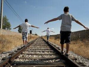Ragazzini si scattano selfie sui binari: circolazione treni bloccata per quasi un’ora sulla Milano-Venezia
