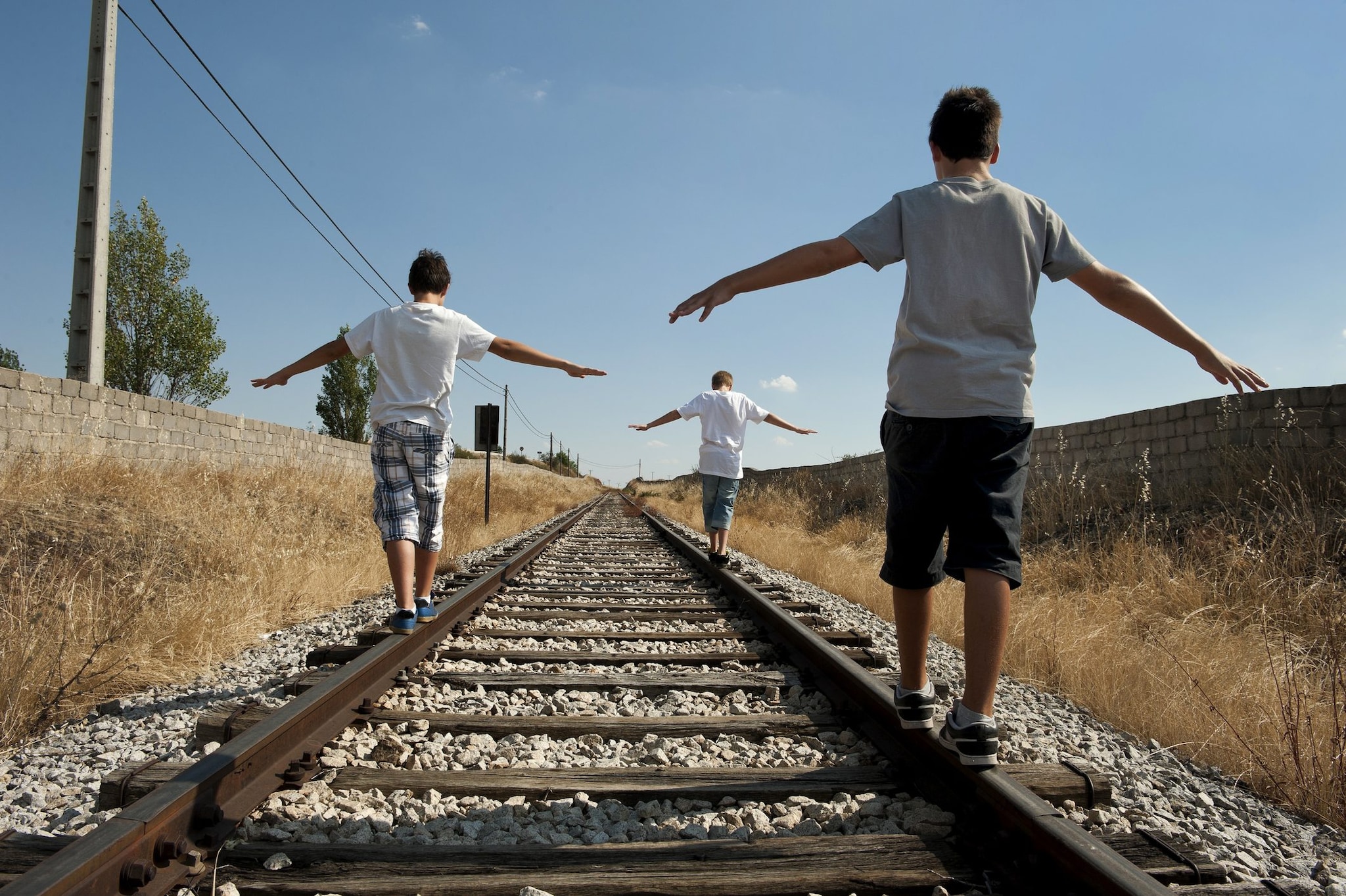 Ragazzini si scattano selfie sui binari: circolazione treni bloccata per quasi un'ora sulla Milano-Venezia