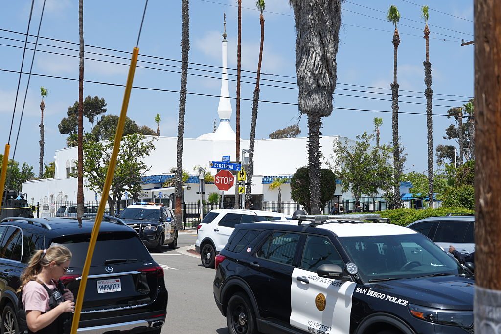 Sparatoria al centro islamico di San Diego, 17enne e 18enne uccidono 3 persone e si suicidano: “Crimine d’odio”