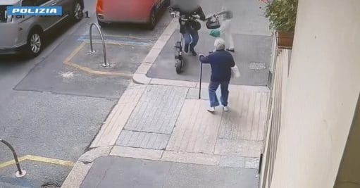 Torino, scippatore in monopattino strappa la collanina a una donna anziana: incastrato dai video