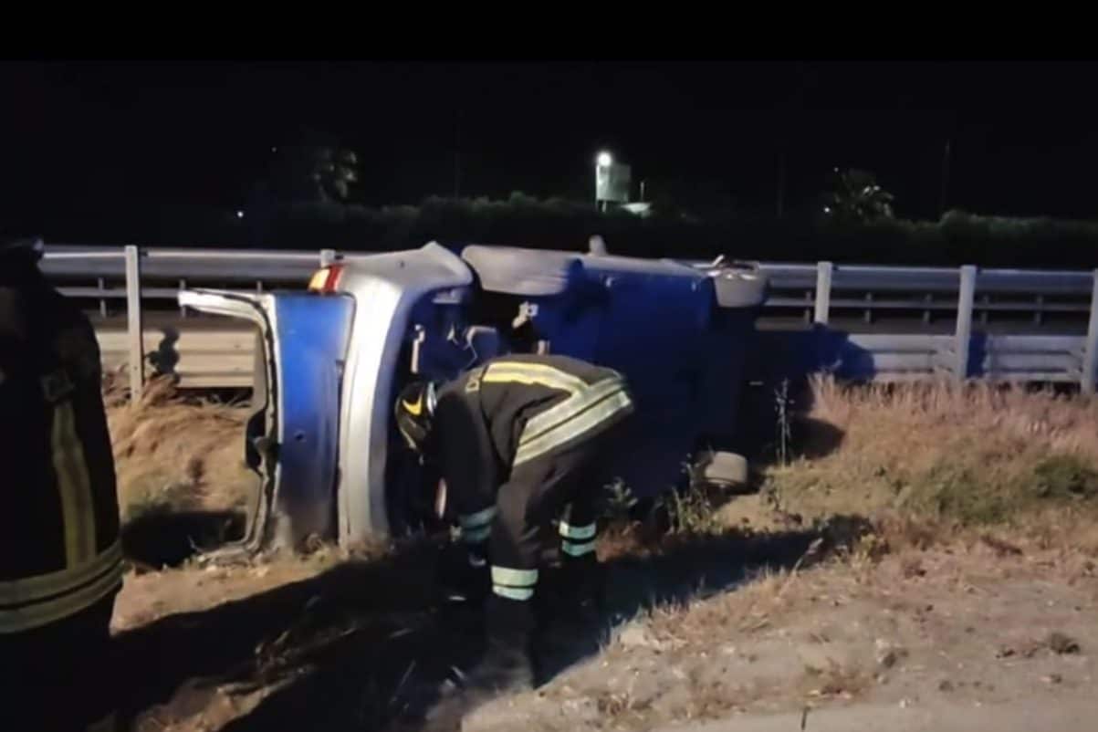 Foggia, auto si schianta e capovolge per evitare controllo dei carabinieri: 17enne morto e 4 feriti a Orta Nova