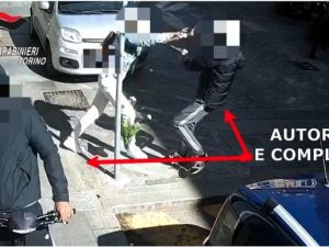 Scippo nel centro di Torino: donna di 73 anni rincorre i ladri e ne fa arrestare uno