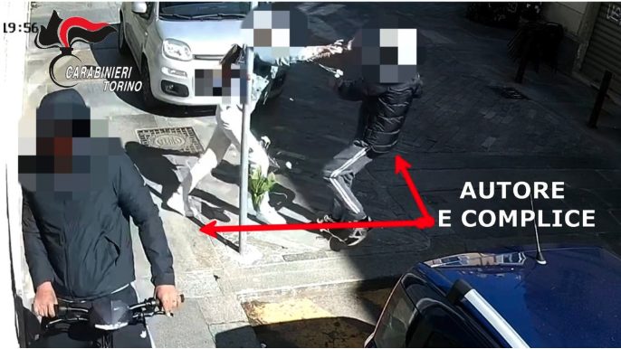 Scippo nel centro di Torino: donna di 73 anni rincorre i ladri e ne fa arrestare uno